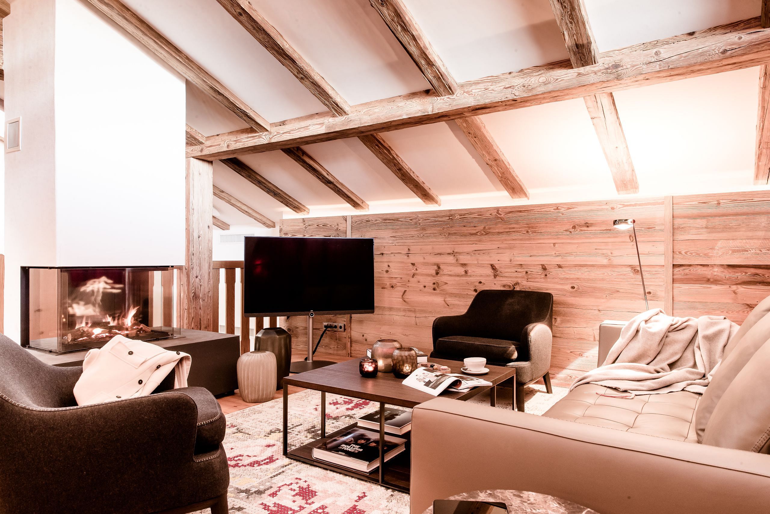 entspannen-am-kamin-suite-achental-ruhe-zweisamkeit-chiemgau-grassau-das-achental-2